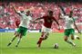 James McClean (til venstre) forsøger at pille bolden fra Yussuf Poulsen i fredagens opgør i Parken.
