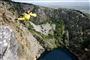 Basejumping betegnes ved, at man iført faldskærm eller en vingedragt hopper ud fra faste, høje objekter. Billeder er fra et spring i Rusland.
