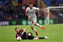 Lukas Lerager i en glidende tackling for sin italienske klub Genoa i kamp mod AS Roma.