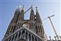 Det ufærdige kirkebyggeri La Sagrada Familia, som er tegnet af den berømte arkitekt Antoni Gaudí, tiltrækker hvert år millioner af turister til Barcelona. (Arkivfoto).