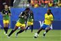 Formiga (i gul trøje) spillede hele kampen, da Brasilien åbnede VM med en sejr.