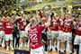 Aalborg Håndbolds anfører, Rene Antonsen, løfter pokalen, efter at holdet søndag slog GOG i den tredje og afgørende kamp i DM-finalen.