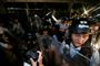 En million mennesker var ifølge arrangørerne mødt op i Hongkong for at vise deres modstand mod en lov, som mange borgere frygter vil gøre det lettere at straffe politiske aktivister. Kampklædt politi opløste demonstrationen, da en gruppe demonstranter efter midnat lokal tid forsøgte at trænge ind i parlamentet.