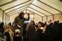 Folk fra Syriens Demokratiske styrker undersøger på billedet her identiteten på nogle af de mange folk, der befinder sig i lejre i det nordøstlige Syrien efter forårets offensiv mod den militante gruppe Islamisk Stat (IS).