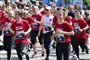 Kronprinsesse Mary løber "One Mile", hvilket svarer til cirka 1,6 kilometer, med julemærkebørn ved Royal Run i Aalborg.