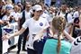 Kronprinsesse Mary modtager sin medalje efter at have løbet fem kilometer ved Royal Run i Aalborg, hvor 13.148 personer var tilmeldt løbet.