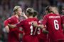 Kasper Dolberg (til venstre) bliver omringet af holdkammeraterne efter en scoring mandag aften i 5-1-sejren over Georgien.