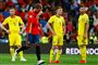 Sebastian Larsson (nummer to fra højre) kigger ud i luften, efter at Spaniens Sergio Ramos har bragt spanierne foran med 1-0 på et straffespark dømt mod Larsson.