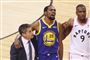 Kevin Durant (i midten) gjorde natten til tirsdag comeback for Golden State Warriors efter en måneds pause, men efter få minutter måtte han udgå af kampen mod Toronto Raptors med en skadet akillessene. De to hold står over for hinanden igen natten til fredag i den sjette kamp i finaleserien i NBA.