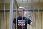 Den undersøgende russiske journalist Ivan Golunov var bag tremmer, da han lørdag blev fremstillet for en dommer for anklager om, at han skulle have solgt narko. På hans t-shirt står "Redaktionelt arbejde kræver blod".