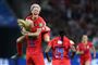 Den amerikanske midtbanespiller Sam Mewis fejrer et af målene med angriberen Megan Rapinoe.
