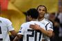 Den tyske angriber Serge Gnabry (nummer 20), som scorede til 2-0 og 6-0 mod Estland, bliver lykønsket af Leroy Sane.