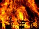 Beboere springer ud fra 2. sal for at slippe væk fra brand
