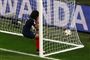 Frankrigs Wendie Renard græmmede sig, da hun med et selvmål fik udlignet 1-0-føringen mod Norge i VM i kvindefodbold onsdag. Frankrig kom dog tilbage og vandt kampen.
