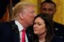 USA's præsident, Donald Trump, giver Sarah Sanders et kys i håret til pressemødet om hendes fratrædelse den 13. juni.
