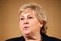 Norges statsminister, Erna Solberg, får skarp kritik for at støtte op om en omdiskuteret abortstramning. På billedet ses Solberg under en tale i Schweiz 10. juni.