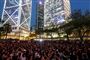 I ugens løb har titusinder Hongkong-borgere protesteret mod en foreslået lov om udlevering af kriminelle til Kina. Her ses demonstranter fredag i storbyens finansdistrikt.