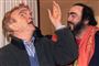 Instruktøren Franco Zeffirelli (til venstre) sammen med supertenoren Luciano Pavarotti. Billedet er fra år 2000. Zeffirelli er død i Rom i en alder af 96 år. Pavarotti døde i 2007.
