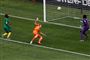 Den hollandske angriber Vivianne Miedema (i midten) headede målet til 1-0 ind kort før pausen. Hun scorede endnu en gang, så Holland endte med at vinde kampen 3-1 over Cameroun.