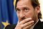 Francesco Totti har de seneste 30 år været en del af AS Roma. Nu stopper han. Det meddelte han mandag på et pressemøde.
