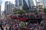 Omkring 1,5 millioner mennesker var samlet til sejrsparade i den canadiske storby Toronto for at fejre, at byens baskethold, Toronto Raptors, forleden vandt den nordamerikanske basketliga, NBA.
