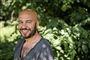 "Fred til lands" er en psykologisk thriller-serie, der udspiller sig i den danske provinsby Ebberup. Her ses Dar Salim, som spiller Milad i serien.
