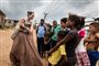 Skuespilleren Angelina Jolie, der fungerer som særlig udsending for FN's flygtningeorganisation, taler her med folk fra Venezuela, der er flygtet til Colombia. Foto er fra den 7. juni i år.