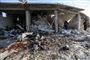 Redningsarbejdere leder efter omkomne blandt murbrokker, efter at regeringsstyrker onsdag har angrebet områder i det nordvestlige Syrien.