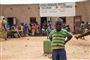 Uro i det nordlige Burkina Faso har fået kvinder og børn til at flygte til hovedstaden, Ouagadougou, hvor en skole bliver brugt som tilflugtstted. Her ses kvinder og børn foran skolen 13. juni.