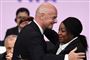 Fatma Samoura (til højre) skal være Fifas officielle delegat i Det Afrikanske Fodboldforbund.