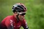 Chris Froome var i gang med at pudse næse, da vinden hev fat i hans forhjul og slyngede ham ind i en mur. Arkivfoto.