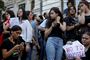 Demonstranter, heriblandt studerende, protesterede fredag mod et russisk parlamentsmedlems besøg i Georgien. På billedet her ses demonstranter foran universitetet i Tbilisi.
