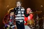 Rolling Stones er tilbage i den velkendte formation, efter at bandet måtte udsætte sin turné. I midten ses Mick Jagger. Han flankeres af Ronnie Wood (tv) og Charlie Watts. Sammen med guitarist Keith Richards indledte de natten til lørdag dansk tid gruppens "No Filter"-turné i Chicago. Foto er fra nattens koncert.