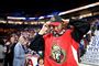Mads Søgaard trækker sin nye spilletrøje over hovedet, efter at han lørdag blev draftet af NHL-klubben Ottawa Senators i anden runde som nummer 37 i alt.