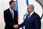 Præsident Trumps svigersøn og rådgiver, Jared Kushner, er i Mellemøsten for at samle opbakning til den amerikanske fredsplan, som ventes at blive præsenteret på en økonomisk konference i næste uge. Her ses Kushner med Israels premierminister, Benjamin Netahyahu, i maj.