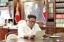 Nordkoreas leder, Kim Jong-un, læser et brev fra USA's præsident, Donald Trump. Brevets indhold er ikke offentliggjort, men statslige medier i Pyongyang siger, at "indholdet er ekscellent".