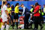 Englands landstræner Phil Neville (i midten) var ikke tilfreds med dommeren efter VM-kampen mod Cameroun.