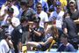 En kvindelig tilskuer blev ramt af en vildfaren baseball-bold i Los Angeles. Hun blev i første omgang behandlet med is, men efterfølgende blev hun bragt på hospitalet til nærmere undersøgelser.