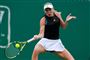 Caroline Wozniacki vandt en tenniskamp for første gang siden 6. april, da hun mandag slog belgiske Kirsten Flipkens.