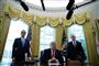 USA's præsident, Donald Trump, underskrev mandag et dekret om skrappe sanktioner mod Iran. Ved siden af ham er det finansminister Steven Mnuchin (t.v.) og vicepræsident Mike Pence (t.h.).