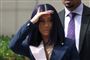 Den amerikanske rapper Cardi B forlader her retten i bydelen Queens i New York tirsdag.  
