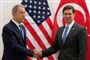USA's fungerende forsvarsminister, Mark Esper (th), udveksler håndtryk med sin tyrkiske modpart, Hulusi Akar, ved Nato's forsvarsministermøde i Bruxelles. Mødet finder sted i Nato-hovedkvarteret onsdag og torsdag.