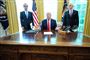 USA's præsident, Donald Trump, sammen med vicepræsident Mike Pence (th.) og finansminister Steven Mnuchin (tv) tidligere i denne uge, efter at havde underskrevet et dokument om hårde sanktioner mod Irans øverste leder, ayatollah Ali Khamenei og hans nærmeste. USA's præsident siger onsdag, at en eventuel krig mod Iran ikke vil blive lang.