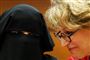 Agnes Callamard, FN's særlige efterforsker af henrettelser uden lov og dom, lytter til en sydafrikansk kvinde, Yumna Desai, som uden anklager sad fængslet tre år i Saudi-Arabien sammen med sin søster. 
Callamard, som har efterforsket drabet på den saudiarabiske journalist Khashoggi, siger, at FN må udarbejde mekanismer, som kan være med til at forhindre drab på systemkritikere.