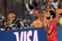 Egyptens stjerneangriber Mohamed Salah fejrer sin scoring mod DRCongo på religiøs manér foran tilskuerne på stadionet i Kairo.