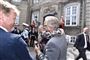 Mette Frederiksen krammer sin far, Flemming Frederiksen, mens hendes kommende mand Bo Tengberg ser til, efter hun præsenterede den nye S-regering på Amalienborg i København.