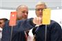 Jony Ive (tv) forlader senere i år Apple for at blive selvstændig. På dette foto fra 2018 inspicerer han en iPhone XR sammen med Apples topchef, Tim Cook.