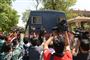 Pressefotografer tidligere i denne måned omkring en politibil med syv mænd anholdt og anklaget for voldtægt og drab på otte-årig nomadisk pige i Kathua i Jammu.
