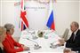 Rusland må holde inde med en "uansvarlig og destabiliserende" adfærd, hvis det ønsker et bedre forhold til Vesten. Det siger den britiske premierminister, Theresa May, til den russiske præsident, Vladimir Putin, under G20-topmødet i Japan.