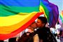 Et par deltagere kysser hinanden under den første prideparade nogensinde i den nordmakedonske hovedstad, Skopje, lørdag.